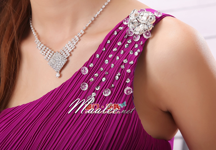 พร้อมส่ง ชุดราตรียาว ไหล่เดียว สีเหลืองอ่อน แต่งคริสตัล ปักเลื่อมเก๋รูปตัว V ทิ้งชายระบายด้านหน้า