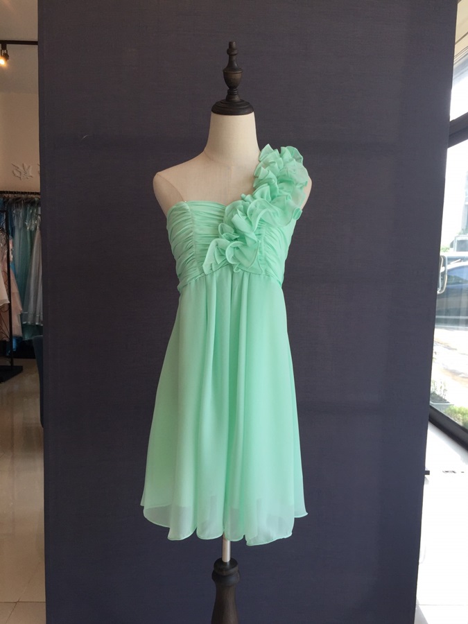 พร้อมส่ง ชุดราตรีสั้น ไหล่เดียว จับเดรปหน้าอก แต่งระบายช่วงไหล่ สีเขียวอ่อน