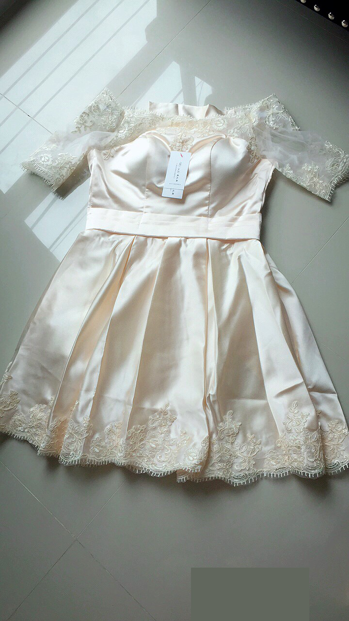 พร้อมเช่า ชุดราตรีสั้น แบบไหล่ปาด แขนยาว ผ้าซาติน แต่งลูกไม้สวยหรู สีครีม (เชือกผูกหลัง)