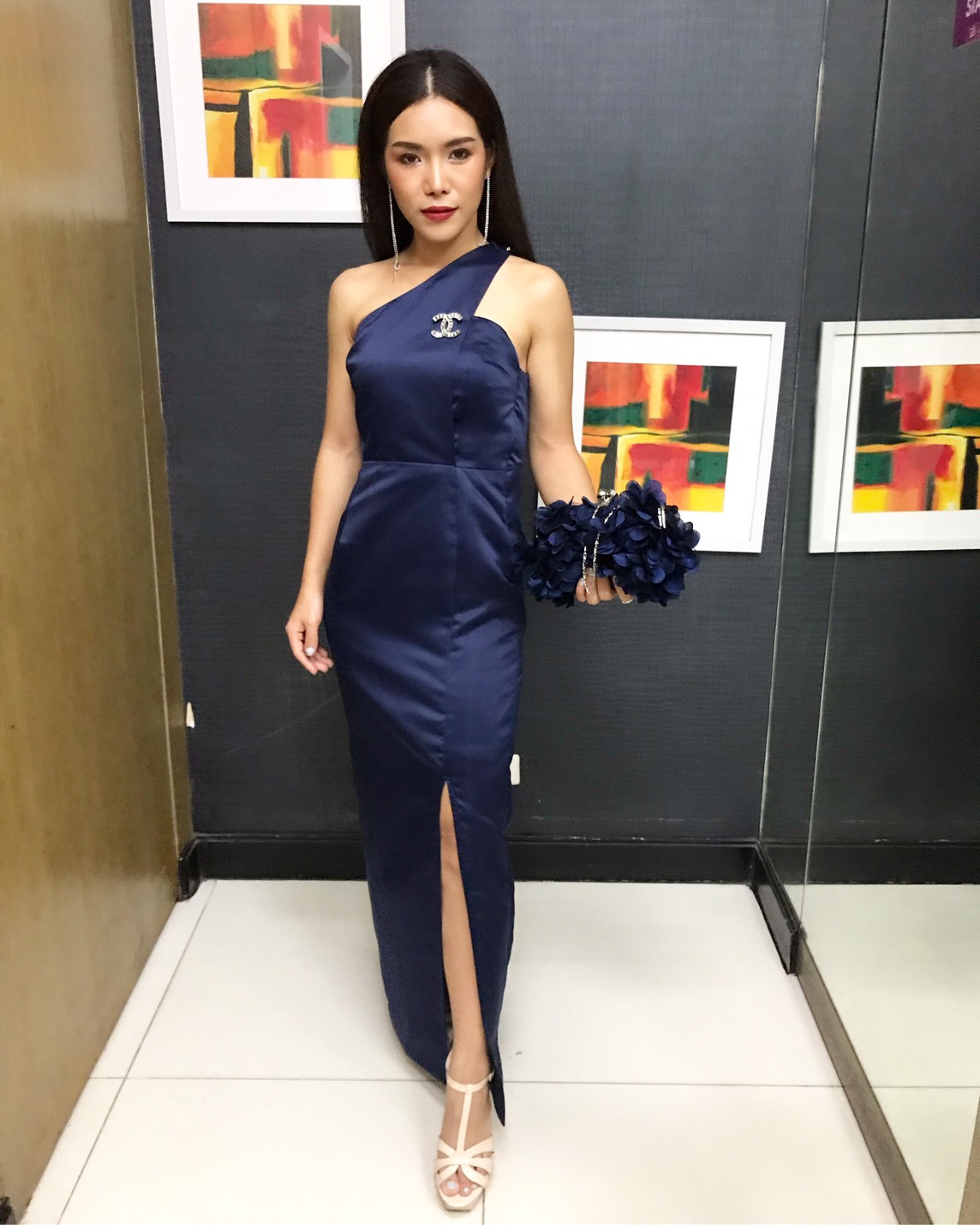 พร้อมเช่า ชุดเดรสเข้ารูป ผ่าหน้าขา ผ้า silk polyester คัตติ้งเฉียบ สีกรมท่า