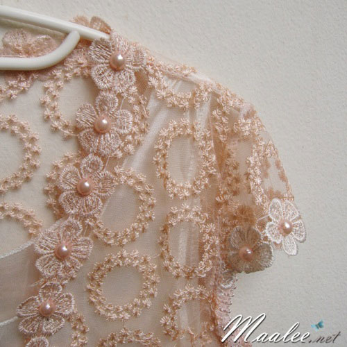 เสื้อคลุมชุดราตรีลูกไม้ลายดอกไม้ สีโอโรส แต่งเกสรมุกสวยหรู