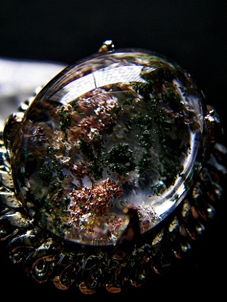 QU0037 แก้วปวกวรรณสาม(ปวกลอย เป็นแก้วหายาก)ประกอบพร้อมสามวรรณะ คือปวกทอง ปวกเขียวและปวกแดง(ปวกครั่ง)ขนาดแก้ว15.65x19.43x9.77มม. น้ำหนัก20.49ct.แหวน53