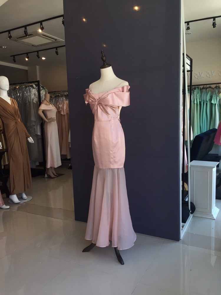 พร้อมเช่า ชุดราตรียาว สีโรสโกลด์ สายเดี่ยวปาดไหล่ ระบายผ้าแก้ว