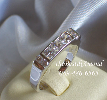 BR039RD+++แหวนแถวมีเพชรข้าง+++ ใช้เพชรกลมฝังแบบหนีบ หรูหราพอสมควร หน้าตัดตรง สวยๆเรียบๆ สำหรับคนที่ไม่ชอบฝังแบบหนามเตย งานเรียบร้อยเพชรเหมือนจริงมาก