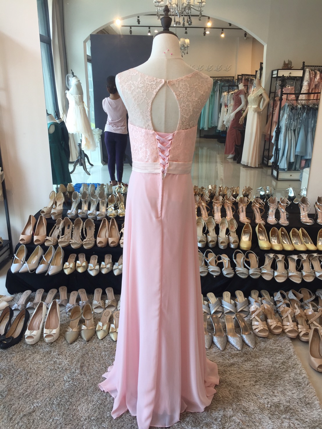 พร้อมส่ง ชุดราตรียาว แบบแขนกุด ผ้าชีฟอง แต่งผ้าลูกไม้ & โบว์ช่วงเอว สวยหวาน สีชมพู (เชือกผูกหลัง)