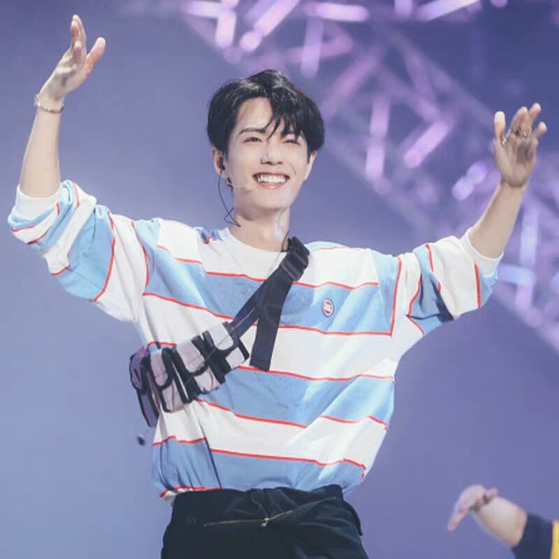 เสื้อแขนยาวสีฟ้า แบบ เซียวจ้าน