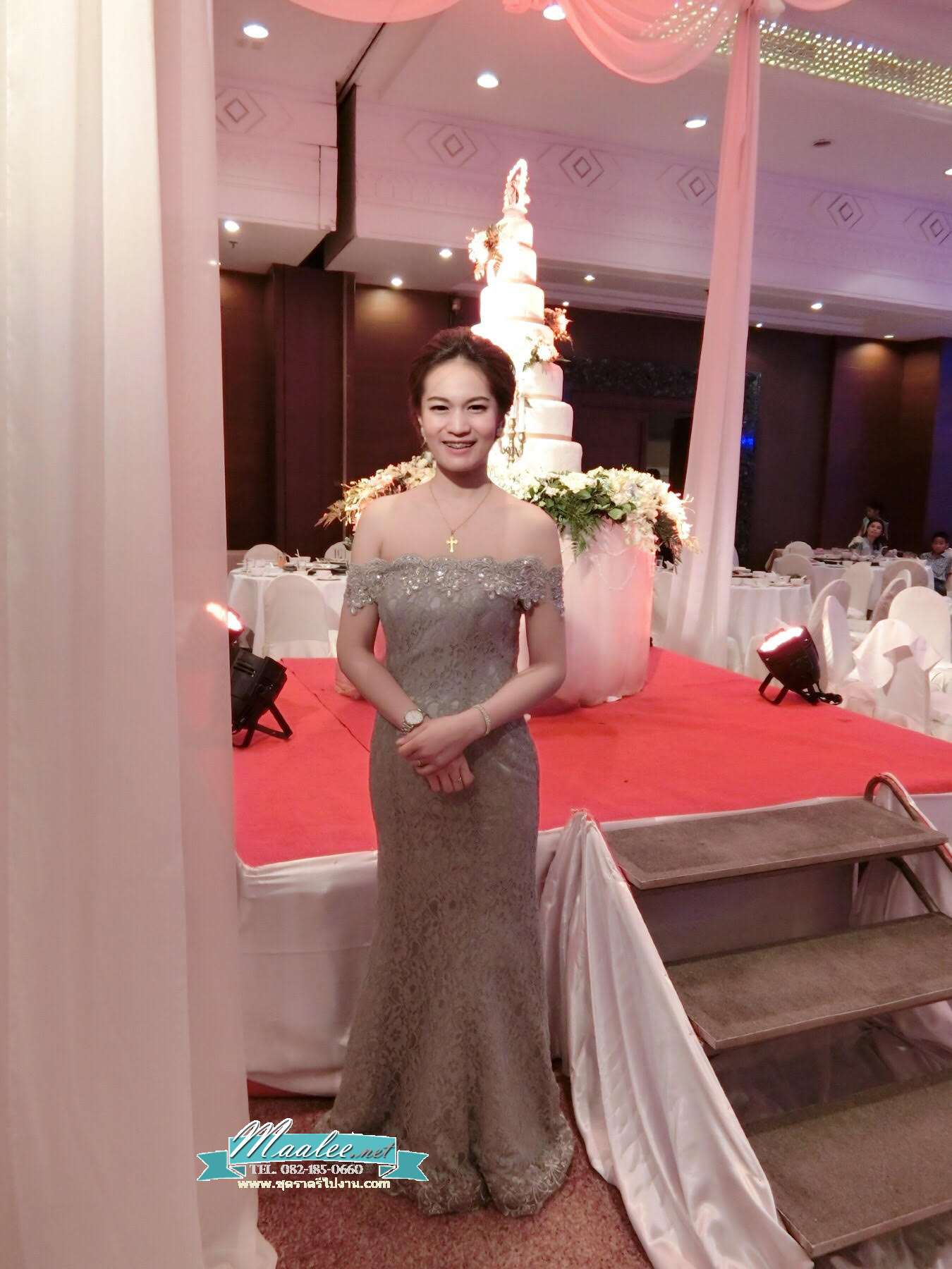 พร้อมเช่า ชุดราตรียาว แบบปาดไหล่ เข้ารูป ทรงหางปลา สีเทา ผ้าลูกไม้ แต่งเลื่อมสุดหรู (เชือกผูกหลัง)