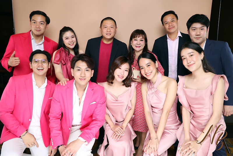 พร้อมเช่า ชุดสูทชาย สีชมพูบานเย็น ทรงเข้ารูป Slim-cut (พร้อมเสื้อกั๊ก) สำเนา