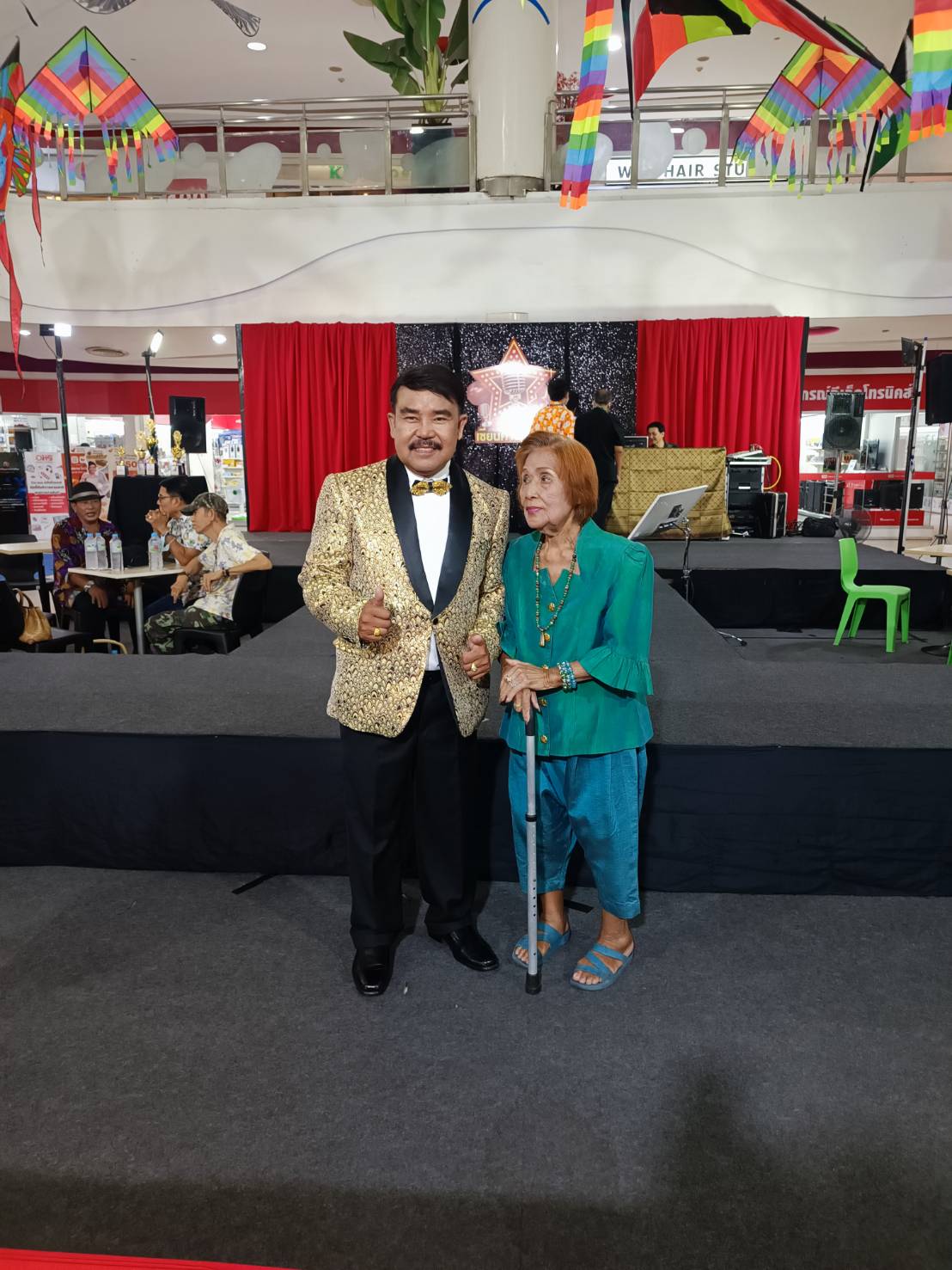 พร้อมเช่า ชุดสูท เสื้อสูทชาย สีทอง ปกทักซิโด้ ทอลาย3มิติ กับกางเกงสีดำ