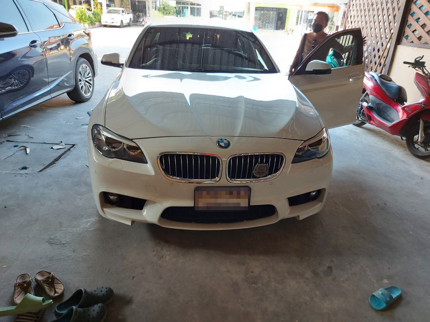 พรมรถยนต์ BMW 520d F10 2016 ปูพรม7D สีกาแฟ + พรมดักฝุ่นสีน้ำตาล เต็มคัน