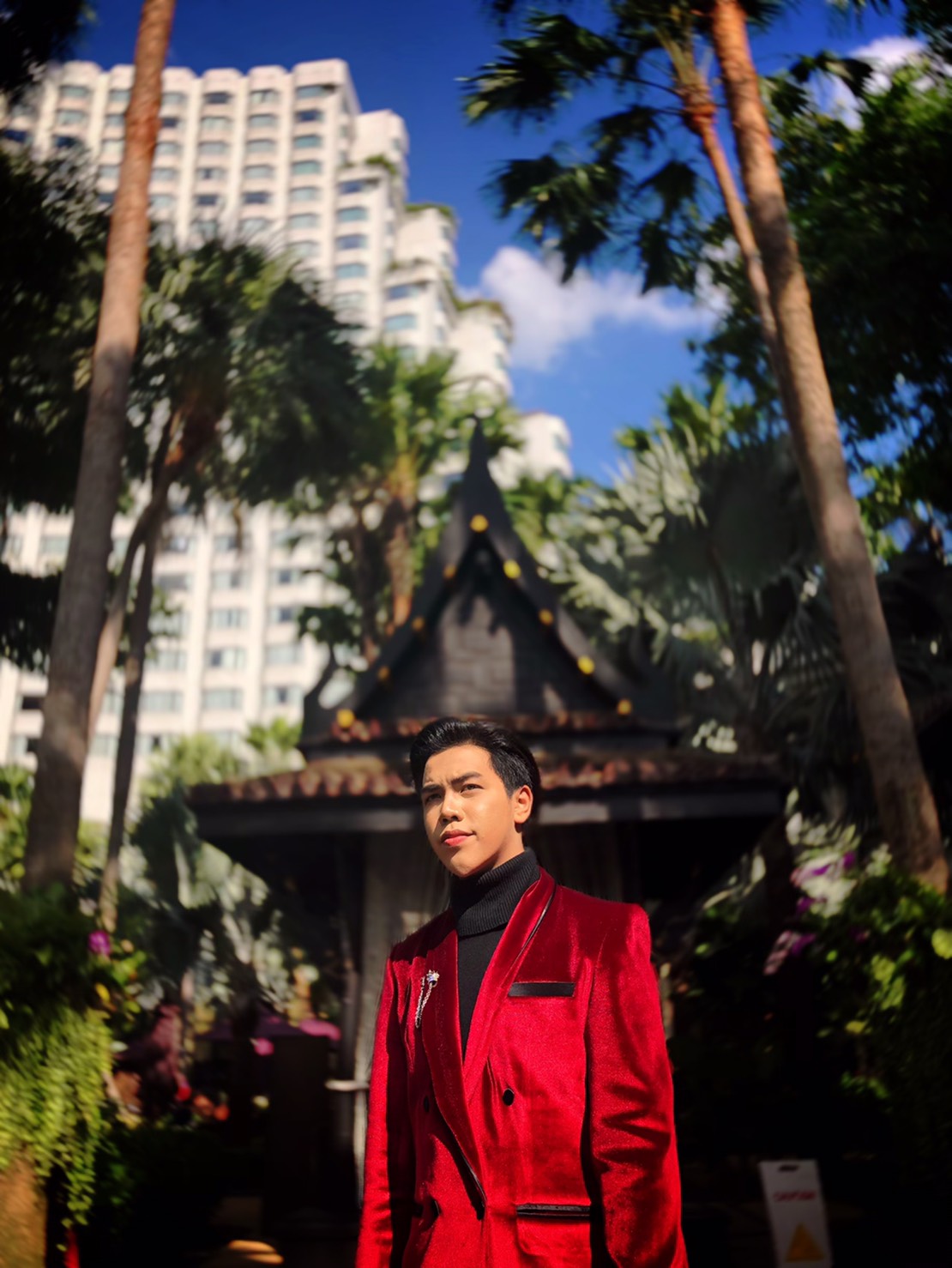 สูทแฟนซี สูท แดงแต่งขอบดำ กระดุมคู่ เนื้อผ้ากำหยี่ หรูหรา