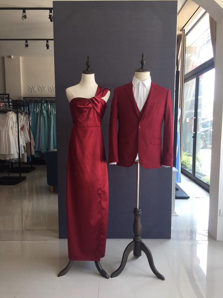 พร้อมเช่า ชุดเดรส เดรสไหล่เดียว ผ้าดัชเชส ไหล่จับเดรป ผ่าหน้าขา สีแดง