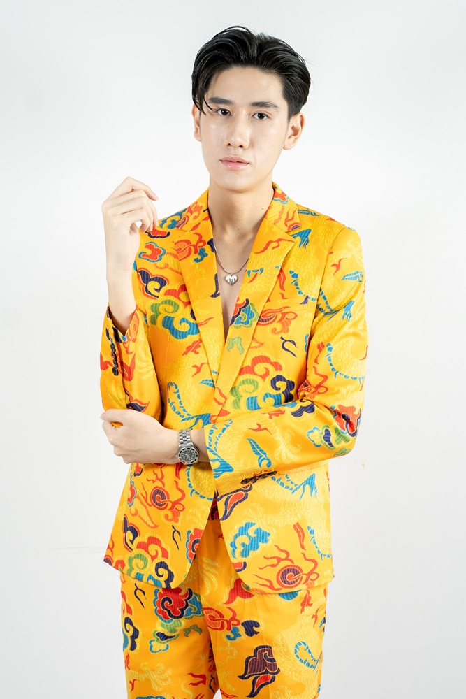 พร้อมเช่า ชุดสูทจีนชาย สีเหลืองทอง พิมพ์ลายกราฟฟิก สไตล์จีน *ไม่มีเสื้อกั๊ก*