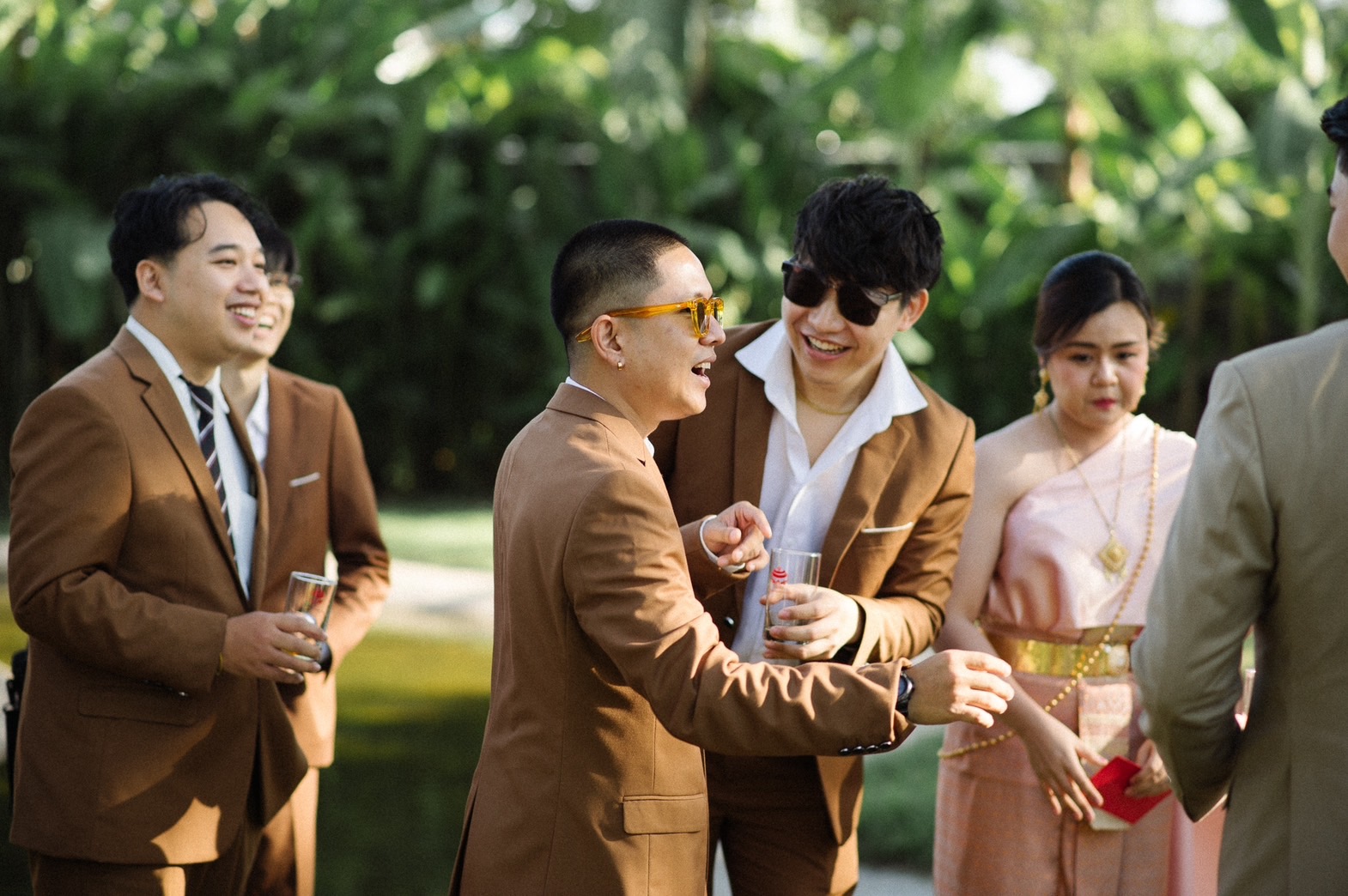 พร้อมเช่า ชุดสูทชาย สีน้ำตาล คลาสสิก รุ่นกระดุมเดียว (พร้อมเสื้อกั๊ก)