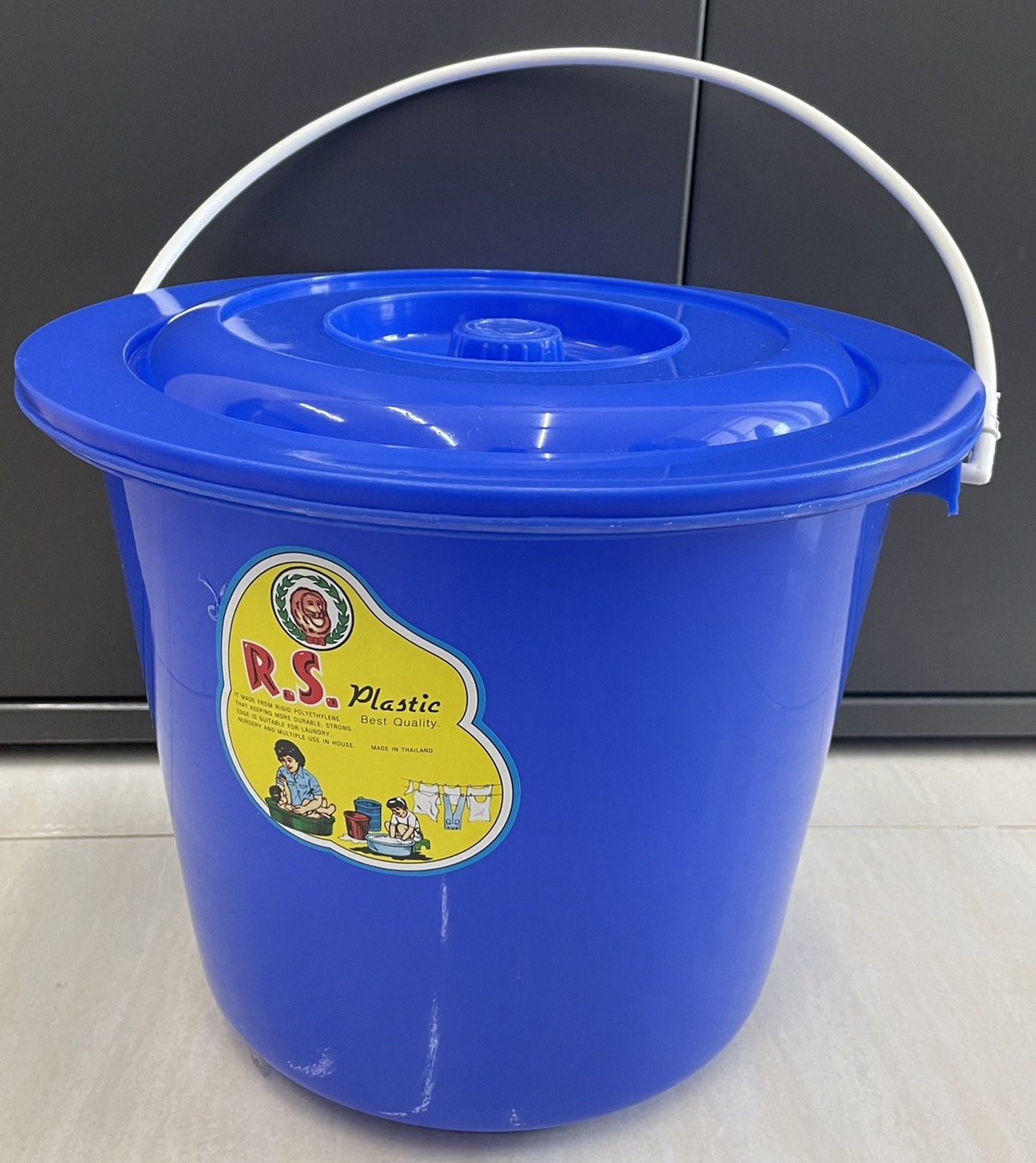 ถังน้ำพร้อม เบอร์ 2.5 บรรจุ 8 ลิตร สีสวย / สีใส ขนาด 27.0 x 23.0 cm. ราคาโหล ละ 415 บาท จำนวน มัดละ 6 โหล