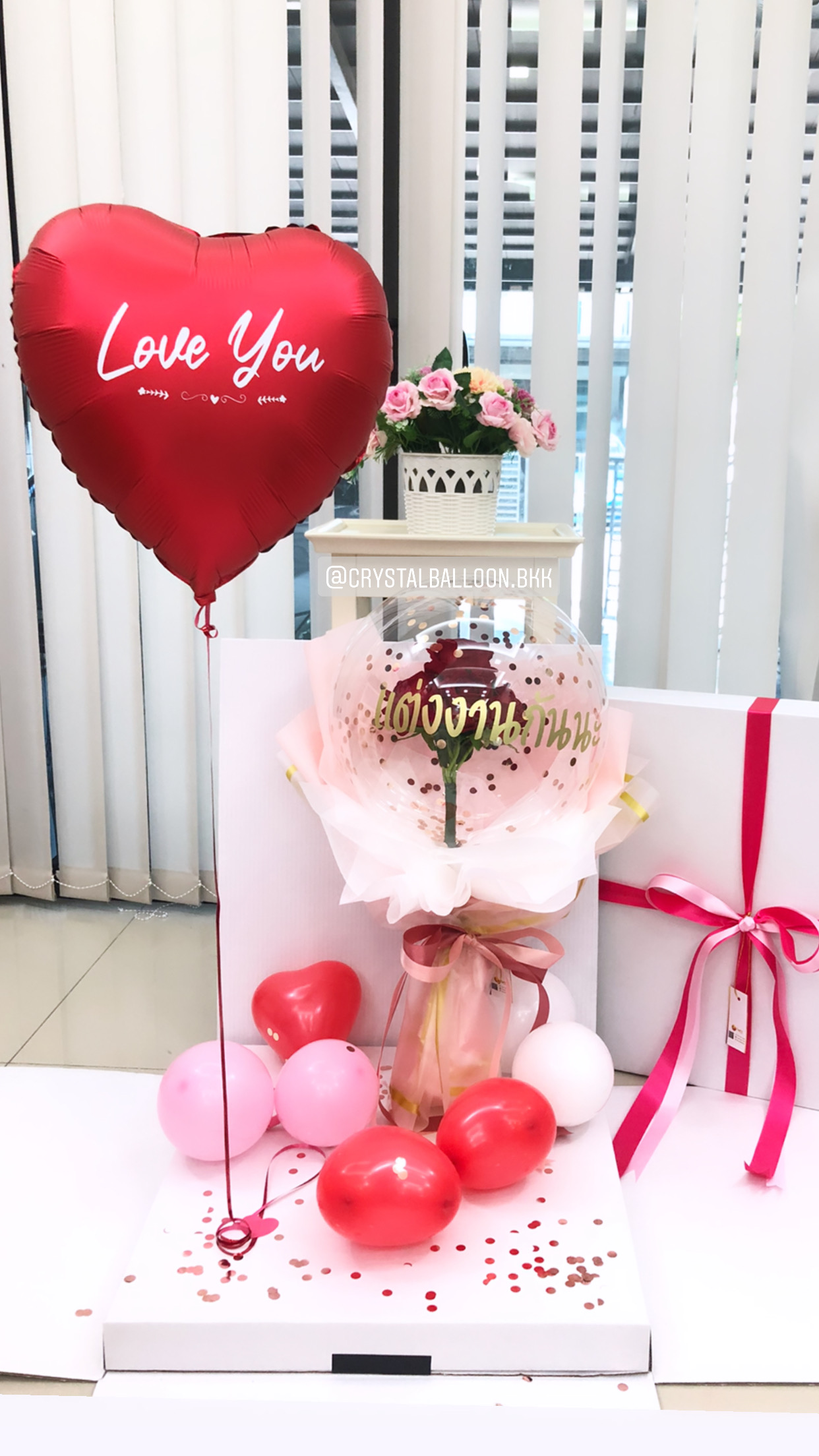 ลูกโป่ง Will You Marry Me? แบบกล่อง พร้อม ช่อดอกกุหลาบประดิษฐ์ 1 ช่อ พร้อมตกแต่ง สามารถใส่รูปได้ 2 ใบ สามารถเปลี่ยนสีลูกโป่ง/เปลี่ยนข้อความได้