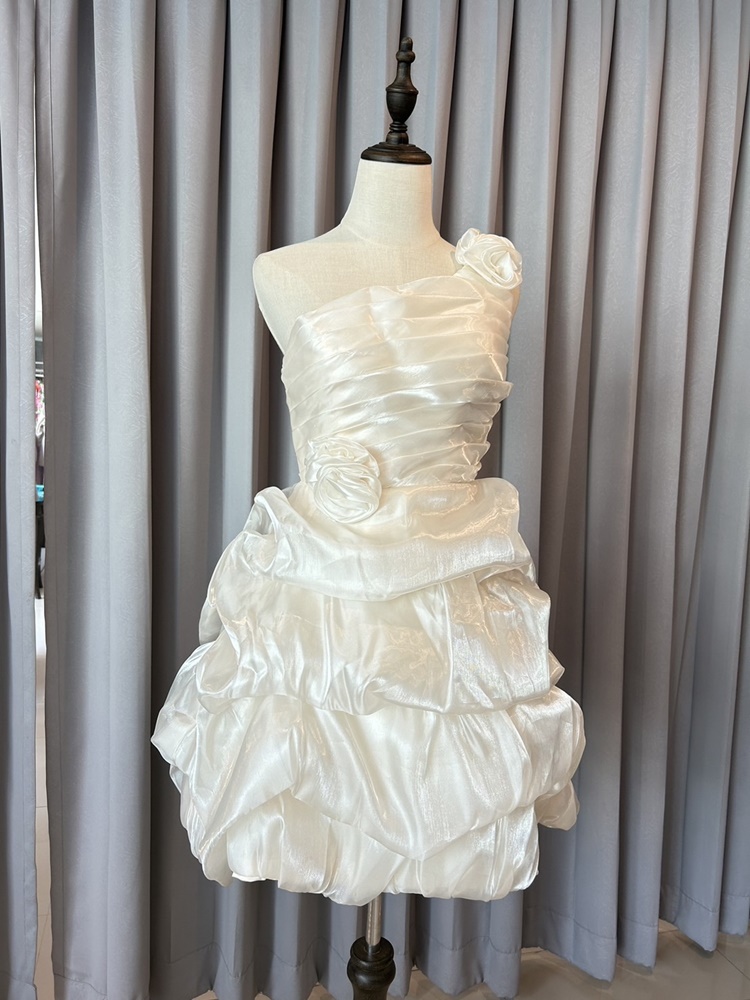 พร้อมเช่า ชุดแฟนซี ชุดราตรีสั้น ไหล่เฉียง ผ้าแก้วจับจีบย่น แต่งดอกไม้สวยหวาน สีครีม