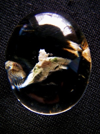 QU0033 แก้วโทน พระธาตุผุดริมแก้ว ดูคล้ายปลา แก้วสวยรวยทรัพย์ ให้โชค ให้ลาภ ด้วยพระธาตุขาวขนาดเม็ดแก้ว 16.83x20.16x12.80 มม. น้ำหนักแก้ว 30.04 ct.