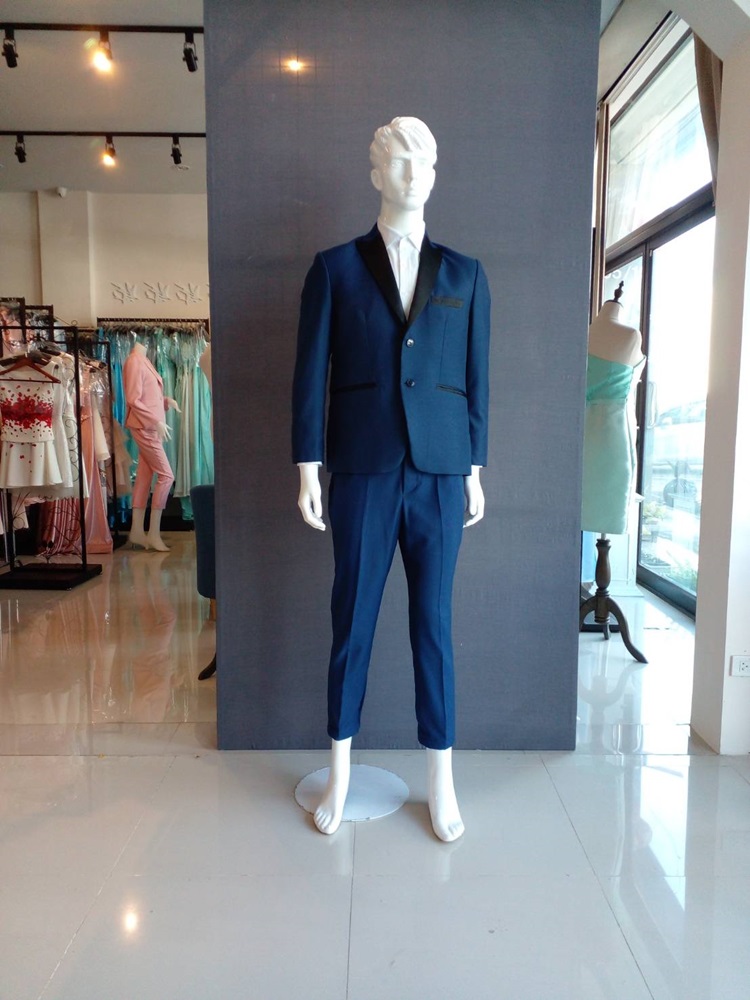 พร้อมเช่า ชุดสูทชาย สีน้ำเงิน แต่งปกสีดำ 2 กระดุม เนื้อผ้าเนี้ยบ