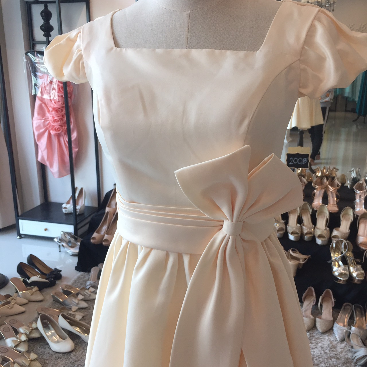 พร้อมส่ง ชุดราตรีสั้น สีครีม เรียบหรู แขนตุ๊กตา ผ่า V ด้านหลัง