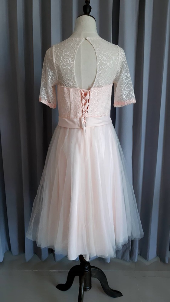 พร้อมเช่า ชุดราตรี แขนสามส่วน แต่งผ้าลูกไม้ลายกุหลาบ เอวคาดโบว์ กระโปรงผ้าตาข่ายนิ่ม สีชมพู