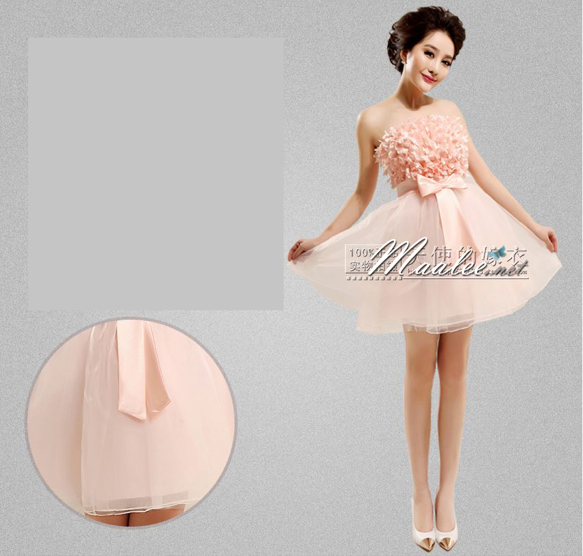 พร้อมเช่า ชุดราตรีสั้น เกาะอก สีโอโรส แต่งดอกฟูช่วงอก ตรงเอวแต่งโบว์ กระโปรงผ้าแก้ว