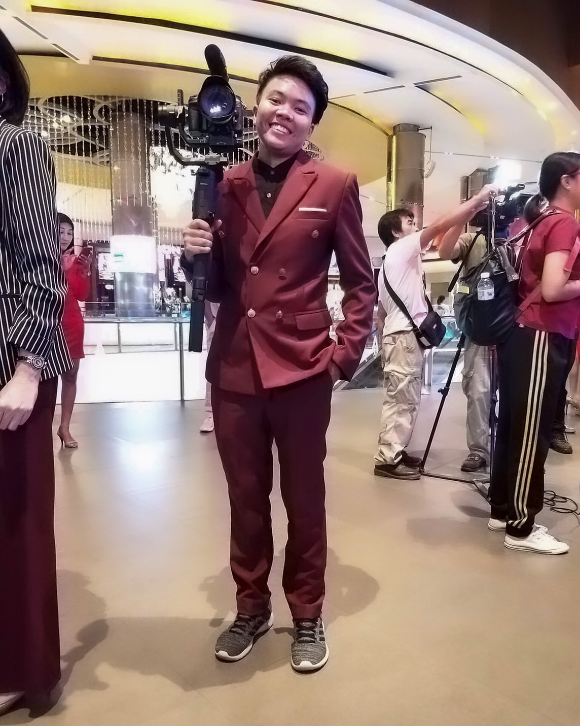 พร้อมเช่า ชุดสูทชาย สีไวน์แดง สองกระดุม แบบคลาสสิก ไม่มีเสื้อกั๊ก