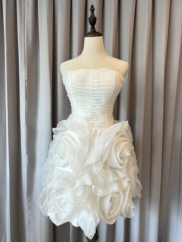 พร้อมเช่า ชุดแฟนซี ชุดราตรีสั้นเกาะอก สีขาว กระโปรงดอก 3 มิติ