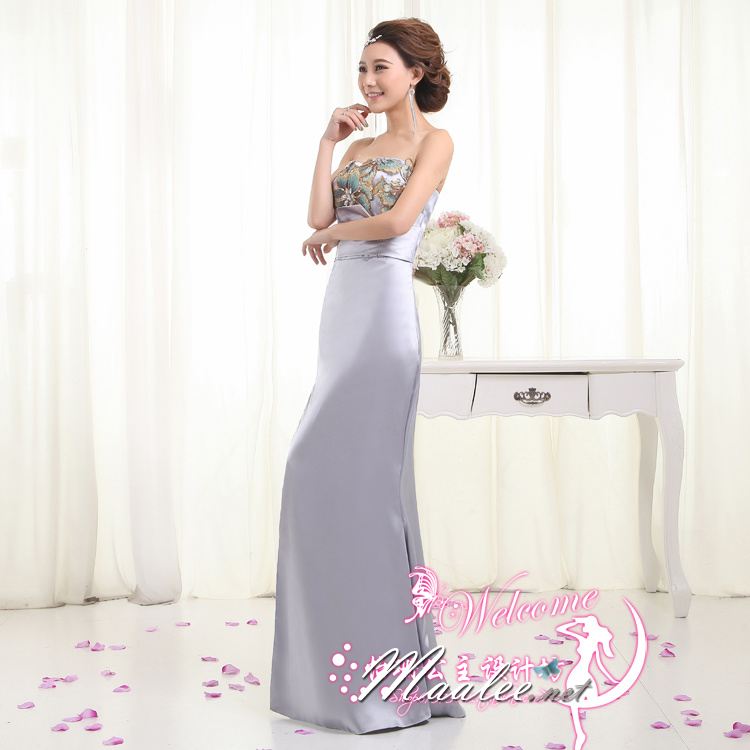 พร้อมเช่า ชุดราตรียาว สีเงิน เกาะอกลูกไม้ปัก ทรงหางปลา ผ้าซาติน