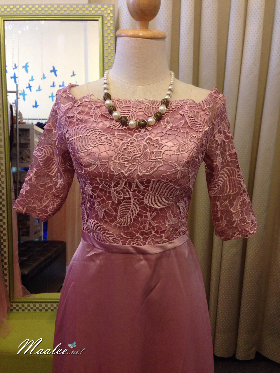 พร้อมเช่า ชุดราตรียาว แบบปาดไหล่ สีชมพูNude ผ้าซาติน แต่งลูกไม้ (เชือกผูกหลัง)