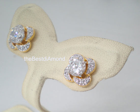 ===BE317+ต่างหูเพชรรูปกงจักร+ต่างหูหวานๆ ดูเป็นดอกไม้หรือกงจักรก็ได้ ทำเก๋เพชรเม็ดกลางใหญ่ ครึ่งกะรัต(5 mm)ฝังแบบหนามเตย 4 จุด และล้อมด้วยเพชรเล็กๆ