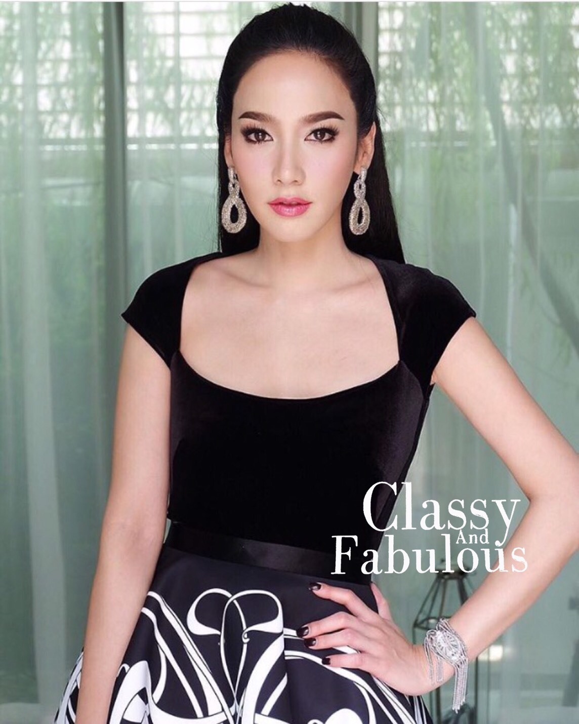 พร้อมเช่า Set ชุดออกงาน Body Suit กำมะหยี่ สีดำ คู่กับกระโปรงพิมพ์ลาย ทรงวินเทจ