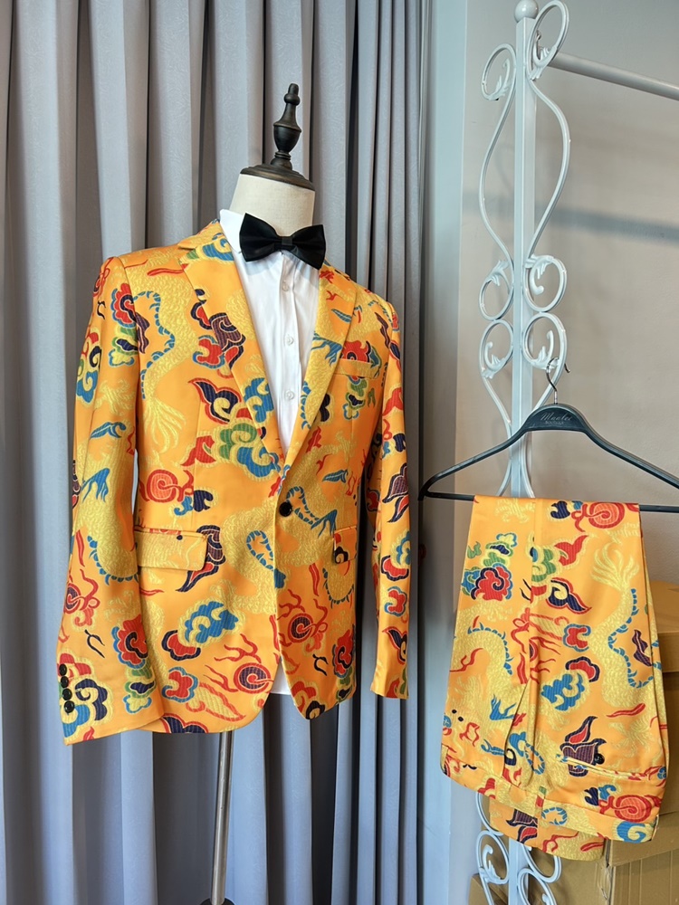 พร้อมเช่า ชุดสูทจีนชาย สีเหลืองทอง พิมพ์ลายกราฟฟิก สไตล์จีน *ไม่มีเสื้อกั๊ก*