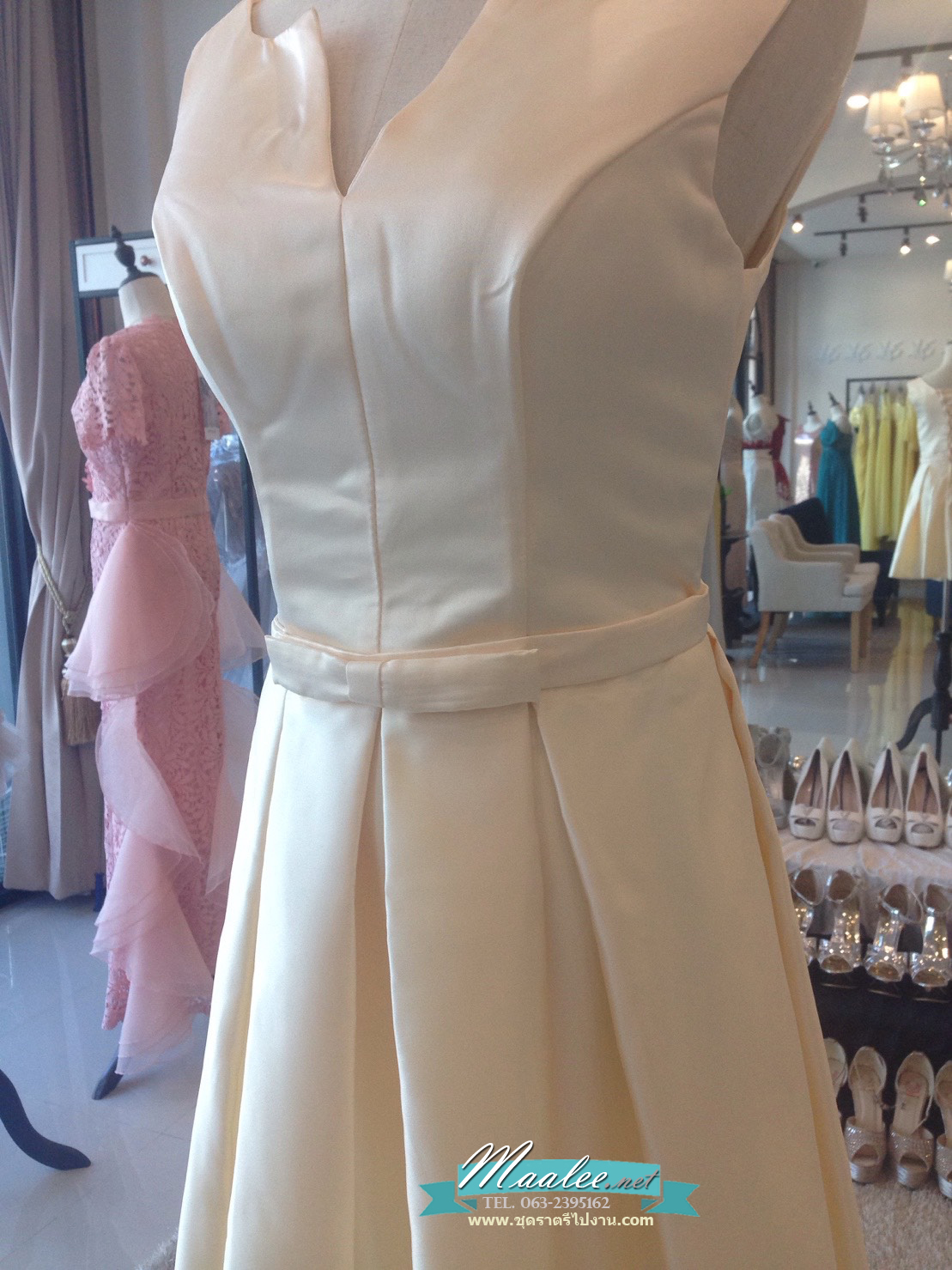 พร้อมเช่า ชุดราตรีสั้น แบบแขนกุด สีครีม (เชือกผูกหลัง)