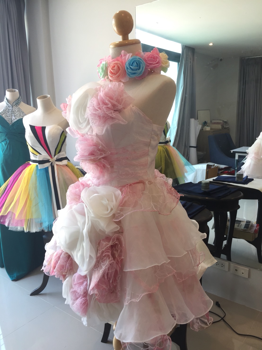 พร้อมเช่า ชุดแฟนซี เช่า 500 ชุดราตรีสั้น เกาะอก สีกุหลาบแต่งดอกไม้สามมิติ พองฟูน่ารักมาก