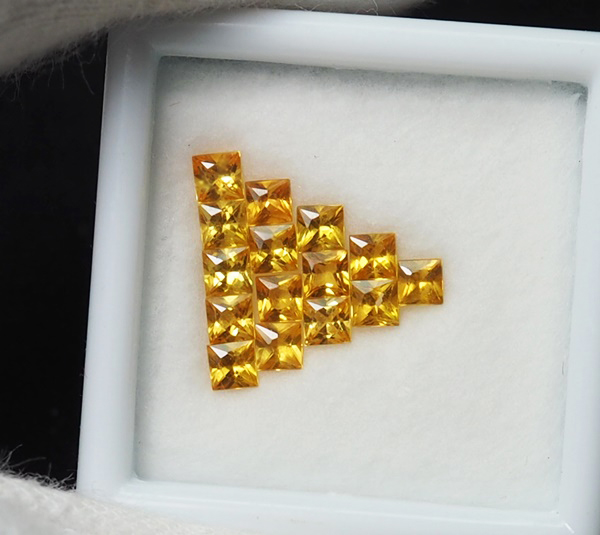 บุษราคัมบางกะจะ 1.68 กะรัต 15 ชิ้น 2.7 มิล