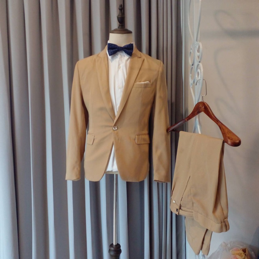 พร้อมเช่า ชุดสูทชาย สีน้ำตาลทอง รุ่นกระดุมเดียว เนื้อผ้าเบาใส่สบาย