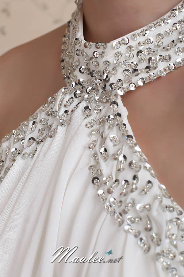 พร้อมเช่า ชุดราตรีสั้น คล้องคอ เว้าไหล่ สีขาว ปักเลื่อมละเอียดช่วงอก คอและเอว