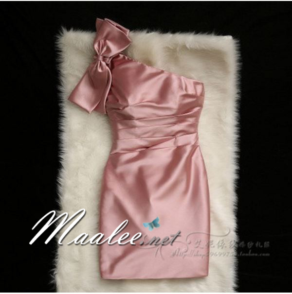 พร้อมเช่า ชุดราตรี สีชมพู Nude บ่าเฉียง ทรงเข้ารูป ผ้าซาติน แต่งโบว์ที่ไหล่ (ซิปหลัง)