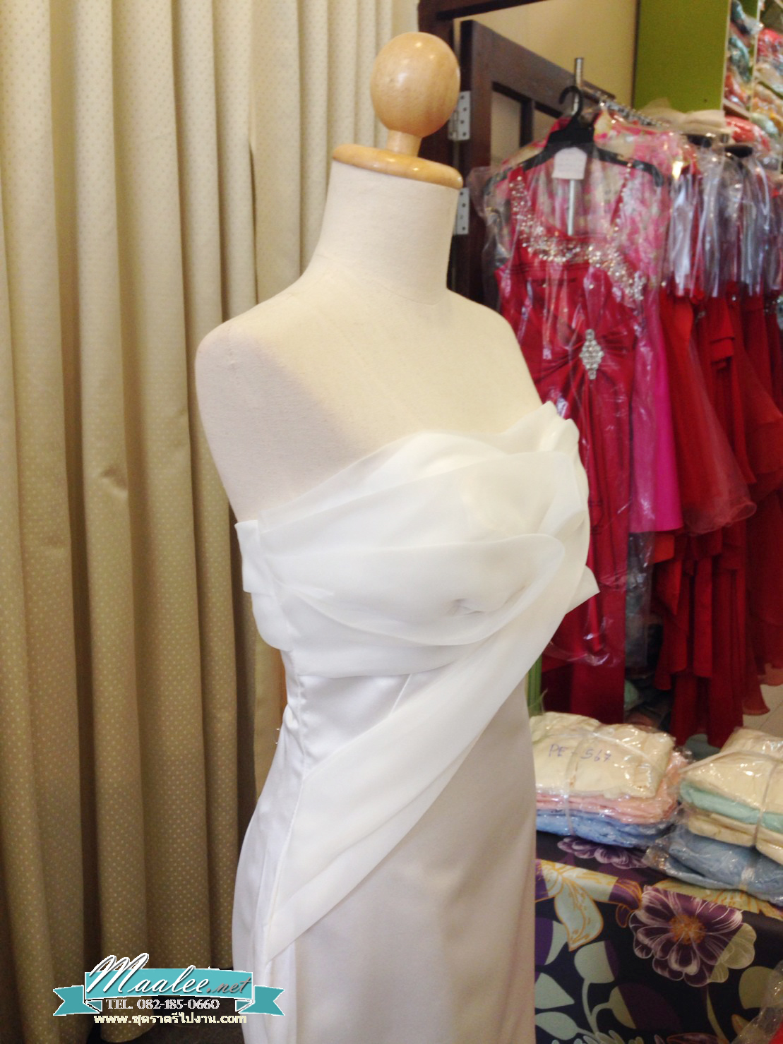 พร้อมเช่า ชุดเจ้าสาว/เพื่อนเจ้าสาว ราตรียาว แบบเกาะอก ทรงหางปลา สีแดง เรียบหรู แต่งผ้าแก้วช่วงอก กระโปรงผ้าซาติน ชายยาว (เชือกผูกหลัง)