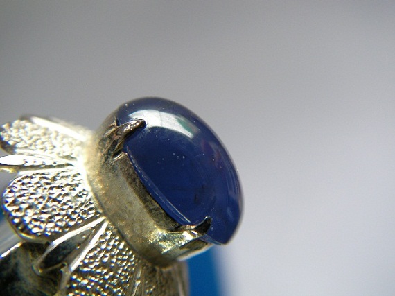 นิหร่าไพลินพม่า บ่อม๊กก๊ก เปลี่ยนสีได้เมื่อโดนแสงต่างระดับ น้ำเงิน-ม่วง ทรงนูนกองข้าว สวยมาก ขนาด 6.5x9.2x3.5 mm. นน. 2.45 ct. ราคาโทรถาม