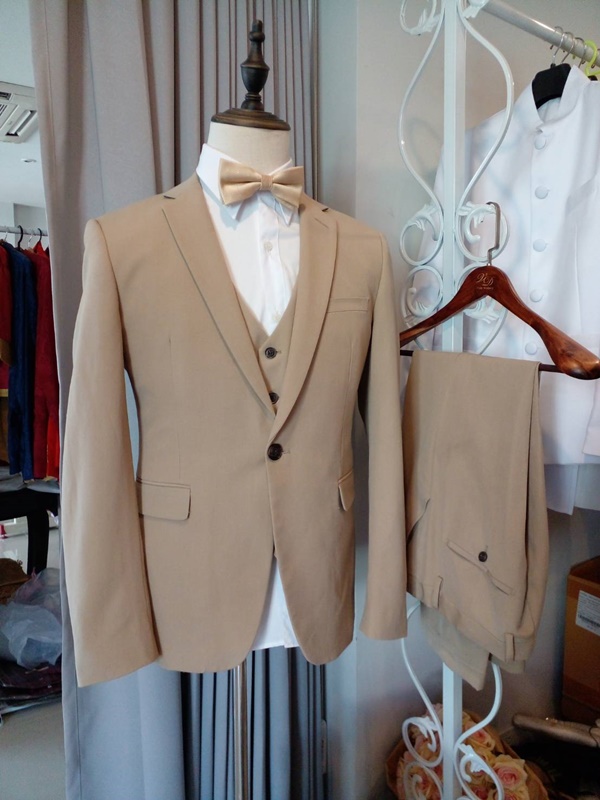 พร้อมเช่า สูทชาย สีกากี สไตล์เกาหลี พร้อมเสื้อกั๊ก