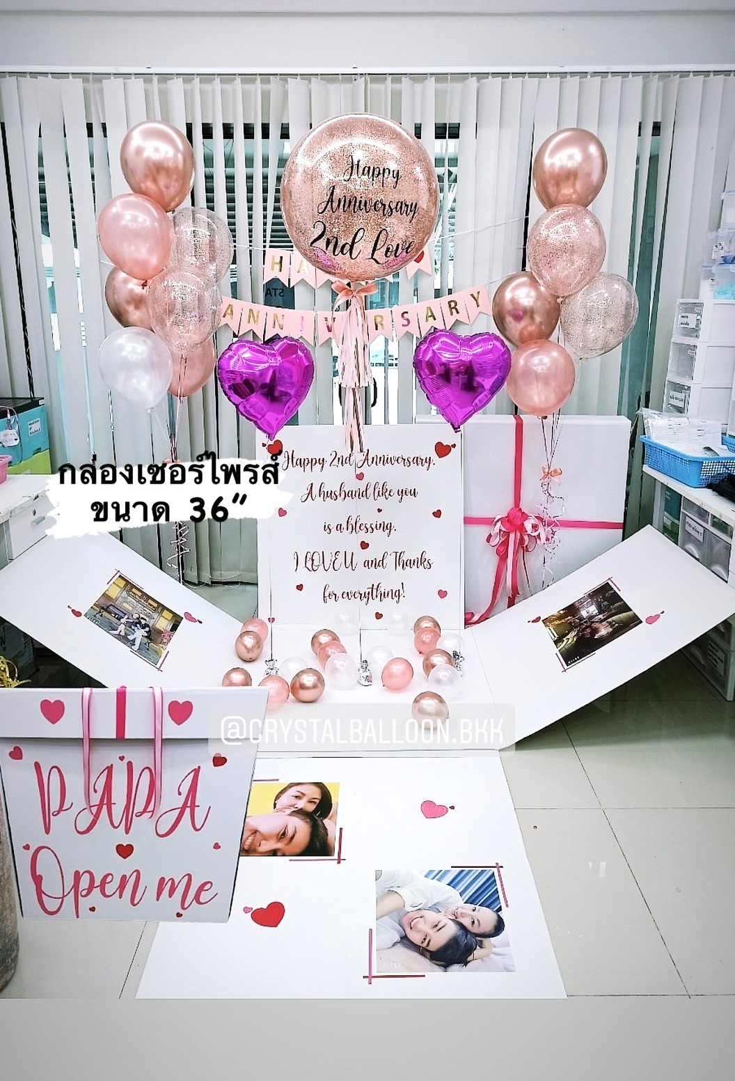 Jumbo Box 36" Anniversary วันครบรอบ Bubble ขนาด 24" Theme สีโรสโกล พร้อม ช่อลูกโป่ง 7 ลูก 2 ช่อ,ฟอยล์หัวใจ ขนาด 18" ตั้งวางเดี่ยว 2 ชิ้น พร้อมตกแต่ง ป้ายธง Happy Anniversary,สามารถใส่รูปได้ 4 ใบ สามารถเปลี่ยนสีลูกโป่ง/เปลี่ยนข้อความได้