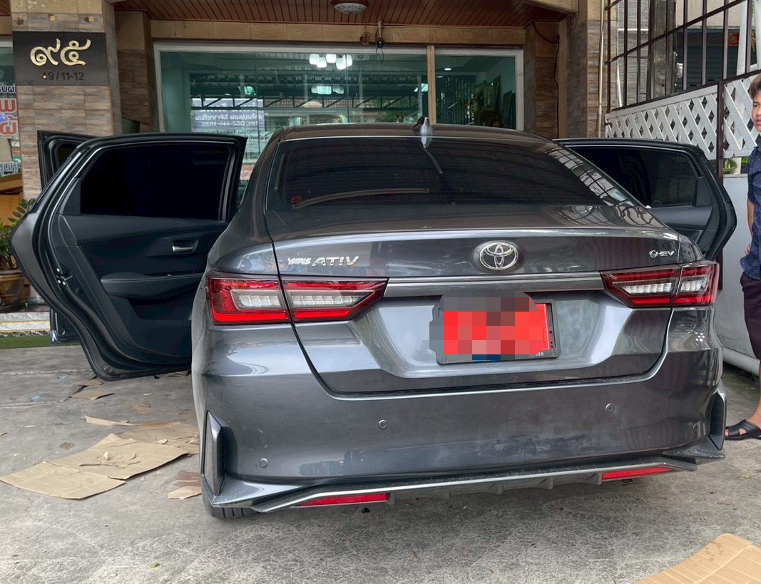 พรมรถยนต์ Toyota Yaris Ativ HEV 2025 ปูพรม6D สีดำด้ายแดง ลายเคฟล่า ในห้องโดยสาร + ท้าย