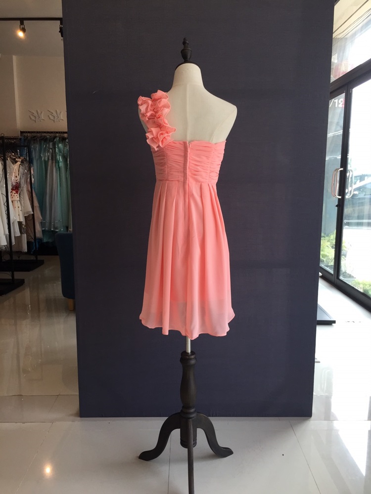 พร้อมส่ง ชุดราตรีสั้น ไหล่เดียว จับเดรปหน้าอก แต่งระบายช่วงไหล่ สีโอรส สำเนา