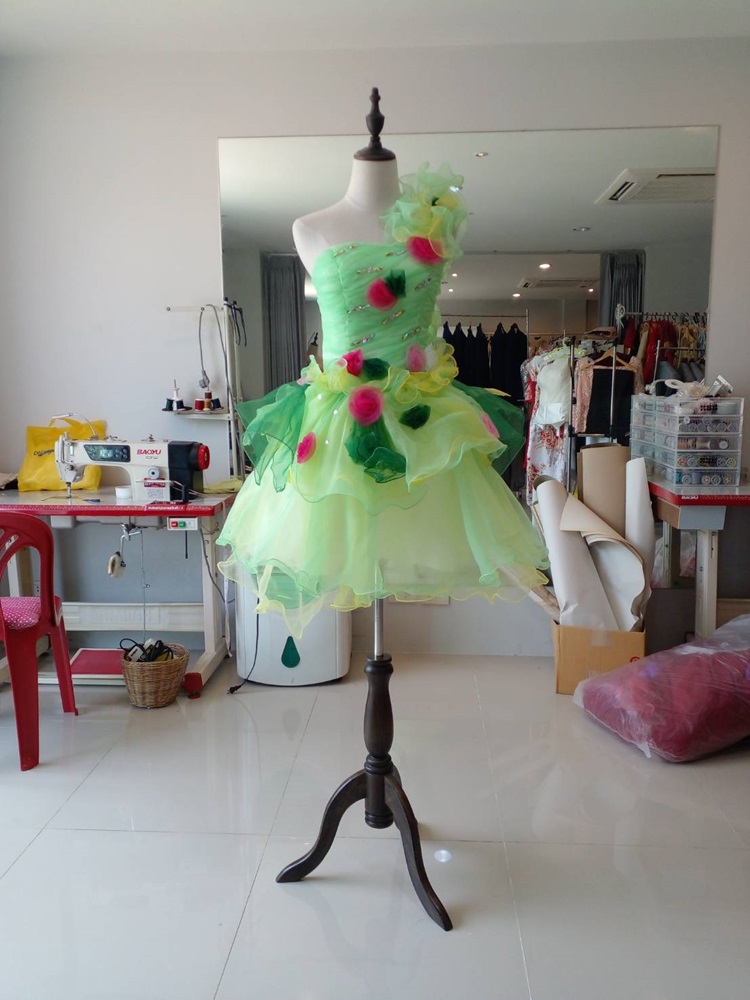 พร้อมเช่า ชุดแฟนซี ชุดราตรีสั้น ไหล่เดียว สีเขียว/เหลือง แต่งดอกไม้หลากสี ชายหยัก ฟูสวย