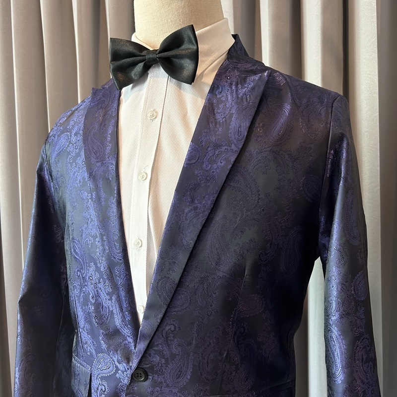 พร้อมเช่า ชุดสูทชาย สีม่วง พิมพ์ลาย เนื้อผ้าแพรแบบหรูมาก ไม่มีเสื้อกั๊ก