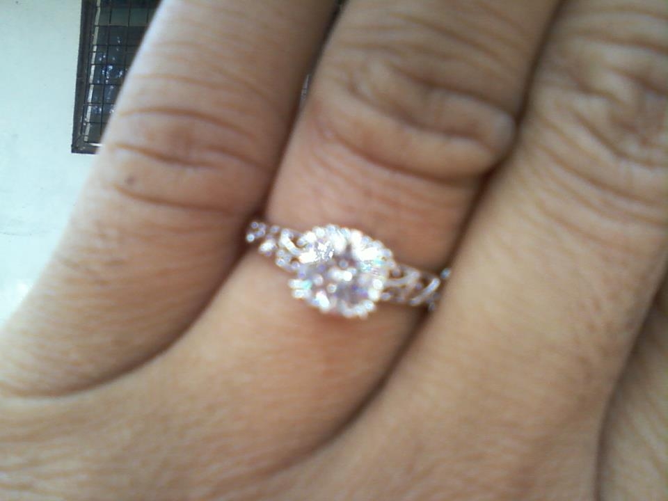 BR 918 RD+++แหวนเพชรเม็ดเดี่ยว ขนาดประมาณ 1 กะรัตกว่าๆ (7 มม) เรียบหรู งามมากๆๆๆ มีลายฉลุที่ตัวเรือน *ชุปทองแท้ 24 K