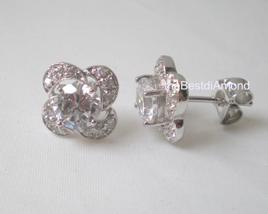 ++BE317RD+ต่างหูเพชรรูปกงจักร++ต่างหูหวานๆ ดูเป็นดอกไม้หรือกงจักรก็ได้ ทำเก๋เพชรเม็ดกลางใหญ่ ครึ่งกะรัต(5 mm)ฝังแบบหนามเตย 4 จุด ล้อมด้วยเพชรเล็กๆ