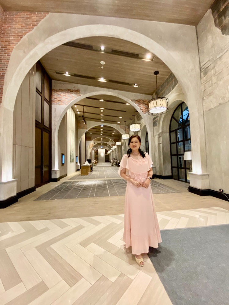 พร้อมเช่า ชุดราตรียาว แบบปิดไหล่ ผ้าชีฟอง แต่งดอกและลูกปัดสวย สีชมพู